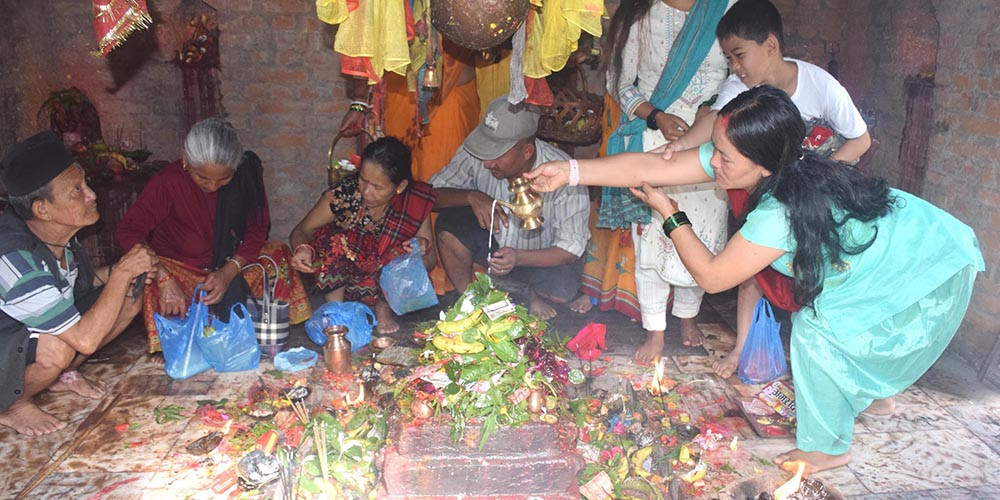 साउनको पहिलो सोमबार : पशुपतिनाथसहित देशभरका शिवालयमा भक्तजनको घुईंचो 